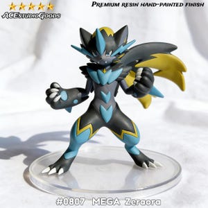 Könnte beinhalten: Handbemalte Resin-Figur von Mega Zeraora, einer Kreatur mit einem schwarz, grau, gelb und blau Farbschema. Die Figur steht auf einem transparenten Sockel. Die Texte "ACESTUDIOGODS" und "PREMIUM RESIN HAND-PAINTED FINISH" sind sichtbar.