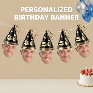 Könnte beinhalten: Ein personalisiertes Geburtstagsbanner mit fünf Partyhüten, die ein lächelndes Gesicht und die Zahl 50 zeigen. Die Hüte sind schwarz mit goldenen Verzierungen und Sternen. Ballons und eine Geburtstagstorte sind ebenfalls zu sehen.