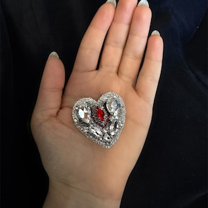 Broche de lujo hecho a mano de plata con centro de cristal rubí