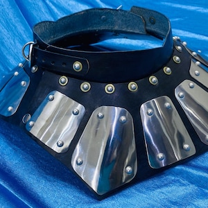 Cuello de hombrera de cuero medieval con placas de acero, armadura de hombro LARP, armadura de cosplay, gorguera, accesorio para disfraz de feria renacentista