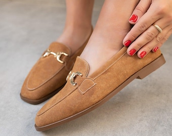 Mocasines de ante color camel, bailarinas con cadena dorada y detalle de estribo, puntera cuadrada, zapatos elegantes sin cordones.