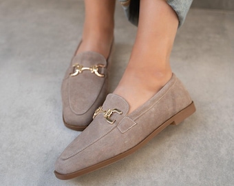 Mocasines de ante color visón, bailarinas con cadena dorada y punta cuadrada, zapatos elegantes y chic.