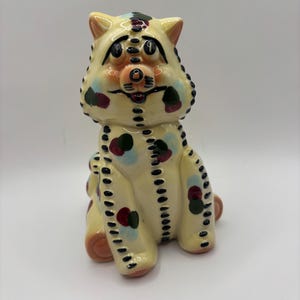 Figura vintage de gato de cerámica estilo kitsch de mediados de siglo, estilo patchwork desaliñado, estatua de gatito con lunares y costuras falsas de los años 50, marca de patente solicitada