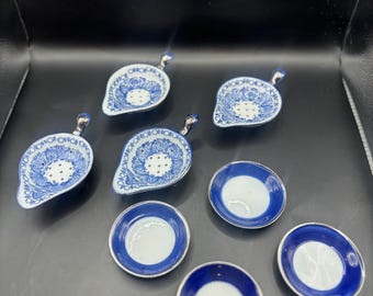 Zestaw 4 sitek do herbaty Vintage Bombay Company z pasującymi miskami ociekowymi, w kolorze niebiesko-białym z porcelany z wzorem „Grace”