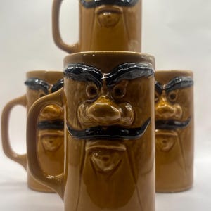 Vintage jaren 1970 knorrige snor man gezicht mokken, set van 4 retro karamelbruine keramische nieuwigheid koffiekopjes, kitsch halverwege de eeuw woondecoratie cadeau