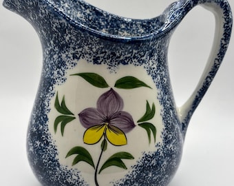 Dzbanek ceramiczny Nava Jeanne Nastav Studio, 1981, niebieski dzbanek do mleka z gąbki, ręcznie malowany kwiat bratka