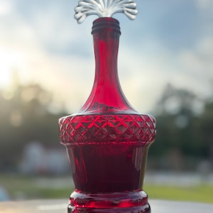 Karafka ze szkła w kolorze rubinowej czerwieni, butelka na alkohol Lady Astor Art Deco