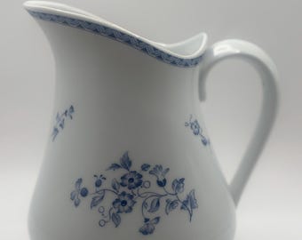 Dzban CHRISTINEHOLM „Blue Manor” lub „Blue Herrgård”.