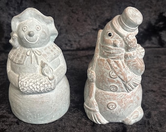 Zestaw vintage Isabel Bloom Retired Para Bałwanów 1998-1999 z sygnowanymi figurkami cementowymi, Kubusiem Bałwankiem i Bałwanem z czapką do chylania głowy, zimowa dekoracja