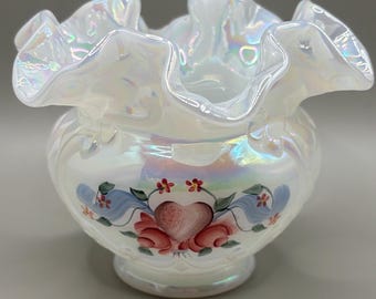 Misa z różami Fenton Art Glass, kwiaty w kształcie serc, opalizujący biały wazon opalizujący, malowany D. Fredrick