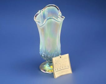 Wazon w kształcie chusteczki w kolorze niebieskim opalizującym, Fenton Art Glass „Lily of the Valley”