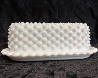 Zabytkowa, prostokątna maselniczka z mlecznego szkła Fentona Hobnail z pokrywką, biała, mleczna maselniczka z połowy XX wieku z falistą podstawą