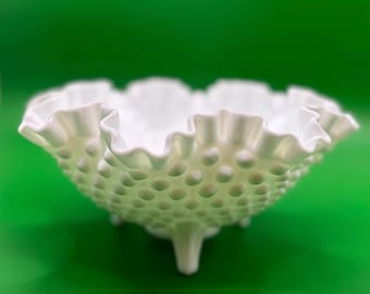 Tigela vintage Fenton em vidro leitoso com padrão de bolinhas, borda ondulada e três pés.