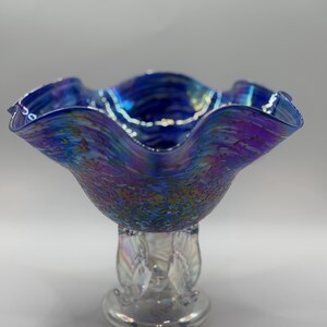 Compotera o cuenco con pedestal de cristal artístico soplado a mano, iridiscente, de la colección Vintage Cobalt Carnival.