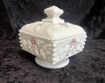 Cukiernica Westmoreland w stylu vintage, szklana, mleczna, na postumencie, ręcznie malowane róże i kokardy, kompot z koralikami i wzorem winogronowym, pudełko ślubne na nóżce
