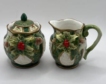 Zestaw do śmietanki Holly z kolekcji Vintage Cosmos Gifts, szmaragdowozielony wystrój stołu na Boże Narodzenie