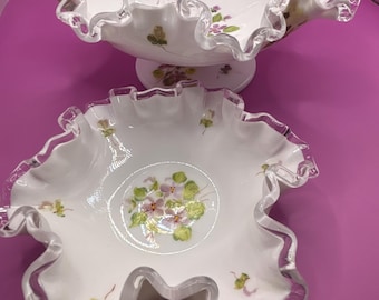 zabytkowe miski Fenton "Violets in the Snow" z mlecznego szkła z falbaniastymi, srebrnymi krawędziami w kształcie grzebienia