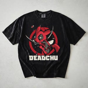 Deadpool x Pikachu Comfort Colors Shirt, Deadchu Mashup Shirt, lustiges Anime Söldner Superheld T-Shirt, Cooles Gelbes Maus T-Shirt, Superheld Fan Geschenk Bild 1