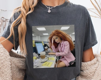 Chemise drôle de poupée de bureau, t-shirt graphique de poupée de travail stressé, haut unisexe vintage