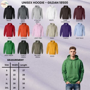 Peut inclure: Plusieurs sweats &agrave; capuche unisexes Gildan 18500 de diff&eacute;rentes couleurs, dont noir, gris, blanc, rouge, orange et vert. L'image pr&eacute;sente &eacute;galement un tableau des tailles avec des mesures en centim&egrave;tres pour la largeur et la longueur.