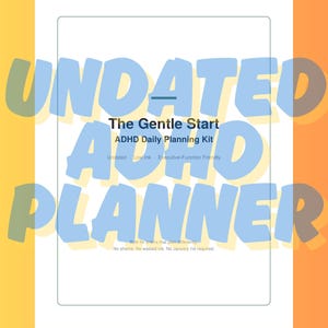 Puede incluir: Una agenda diaria rectangular con una cubierta blanca que presenta un texto grande en azul claro que dice UNDATED ADHD PLANNER. Un texto negro más pequeño dice The Gentle Start, ADHD Daily Planning Kit, Undated, Lowline, Executive-Function-Friendly.