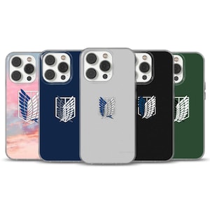 Può includere: Cinque custodie per telefono in vari colori: rosa, blu navy, grigio, nero e verde. Ogni custodia mostra un emblema bianco e blu. Le custodie sono progettate per uno smartphone.