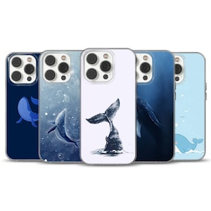 Peut inclure: Cinq coques de téléphone avec des illustrations de baleines dans différentes nuances de bleu et de blanc. Les motifs présentent diverses représentations artistiques de baleines, sur des fonds bleu foncé, bleu clair et blanc.