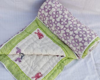 Edredón de bebé hecho a mano – Manta Kantha de algodón suave – Ropa de cuna reversible – Regalo para recién nacidos