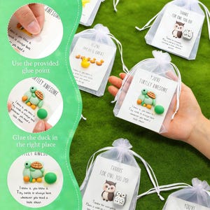 Pode incluir: Pequenas sacolas de presente com cartões com temas de animais. Os cartões dizem "You're Turtley Awesome", "You're Ducking Great" e "Thanks for Owl You Do!" Cada sacola contém uma pequena figura de animal e um ponto de cola verde.