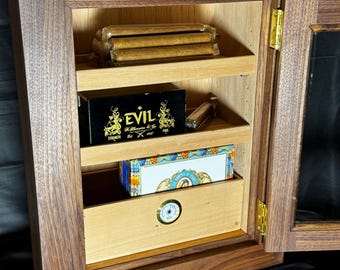 Humidificador de puros de pared de nogal macizo y cedro español. Mueble de pared de lujo hecho a mano.