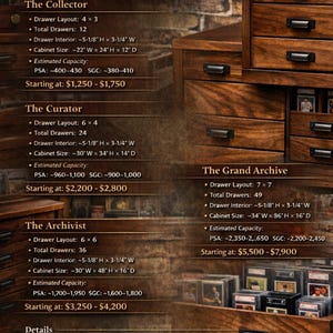 Puede incluir: Armarios de madera para coleccionistas de cartas, con informaci&oacute;n sobre la disposici&oacute;n de los cajones y las dimensiones de los armarios. Se muestran los modelos Collector, Curator, Archivist y Grand Archive. Cada armario est&aacute; dise&ntilde;ado para cartas en fundas.