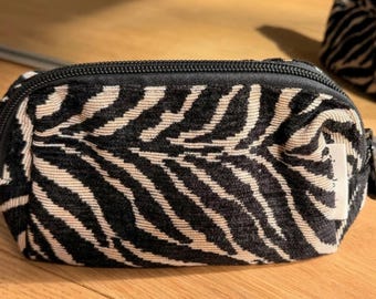 Svart chenille zebrafärgad sminkväska | Zebrafärgad texturerad sminkväska | Fräck reseförvaring med necessär | Skönhetsväska med dragkedja | Söt present till henne
