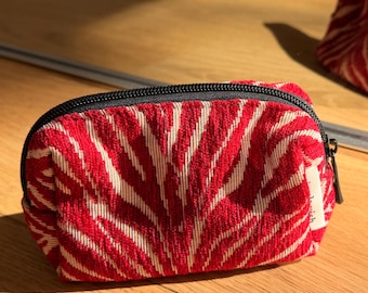 Röd chenille zebrafärgad sminkväska | Zebratexturerad sminkväska | Fräck reseförvaring med necessär | Skönhetsväska med dragkedja | Söt present till henne