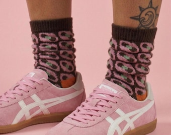 Färgglada slöa strumpor med en dos dopamin | Mörkbruna retro strumpor med rosa motiv och rostorange häl och tå | Rolig kreativ funky present