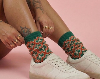 Färgglada lösstrumpor med en dos dopamin | Geometriska diamantstickade strumpor – Skogsgrönt och rostrött | Söt kreativ funky present | Unisex
