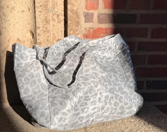 Metallisk silverfärgad leopardmönstrad tygväska | Stor glänsande djurmönstrad axelväska med framficka | Glammig skimrande shoppingväska | Vardagsväska