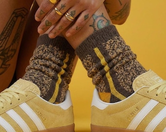 Roliga strumpor för kvinnor | Bruna gula lösstrumpor | Lekfull och fräck present | Färgglada strumpor till sneakers | Djärva färger | Måste ha för våren eller sommaren