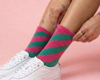 Färgglada och söta strumpor | Stark rosa och grönrandig strumpa | Sassy Poison | Roliga strumpor till sneakers | Strumpa i djärv färg | Måste ha för våren eller sommaren