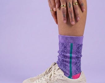 Roliga strumpor för kvinnor | Lila rosa lösstrumpor | Lekfull och fräck present | Färgglada strumpor till sneakers | Djärva färger | Måste ha för våren eller sommaren