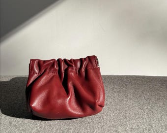 Vinröd mjuk myntbörs i lammskinn med smör | Dumpling-påse med klämlock | Minifodral för AirPods och mynt | Plånbok med volang och tryckknappar