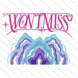 Puede incluir: Diseño gráfico con el texto "WON'T MISS" en escritura rosa sobre una cordillera estilizada en tonos azules y morados. El diseño incluye detalles de estrellas y está sobre un fondo blanco con rayas diagonales.