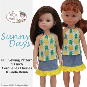Könnte beinhalten: Zwei Puppen in passenden Outfits. Jede Puppe hat ein Neckholder-Top mit gelbem Ananasmuster auf weißem Grund, kombiniert mit einem Jeansrock mit gelben Rüschen. Der Text "Sunny Days" ist sichtbar.