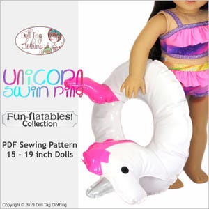 Könnte beinhalten: Ein weißer, aufblasbarer Schwimmring in Form eines Einhorns mit rosa Akzenten. Der Ring ist für Puppen von 38 bis 48 cm gedacht. Der Text "UNICORN swim ring" und "Fun-flatables! Collection" ist auf dem Bild gedruckt.