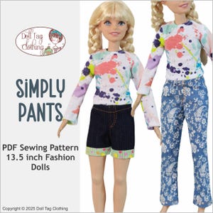 Pode incluir: Uma boneca vestindo uma camisa branca de manga comprida com respingos de tinta coloridos e shorts jeans escuros. Os shorts têm uma borda estampada. Outra boneca usa calças azuis com um desenho floral branco. O texto diz "SIMPLY PANTS".