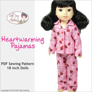 Op de afbeelding: Een PDF-naai-patroon voor het maken van pyjama's voor 45 cm poppen. Het patroon heeft een roze en witte geruite stof met een lieveheersbeestje-print. De tekst "Heartwarming Pajamas" wordt weergegeven boven de afbeelding van een pop die de pyjama draagt.