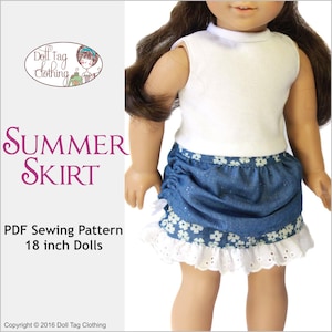 Könnte beinhalten: Ein PDF-Schnittmuster für einen 45,7 cm großen Sommerrock für Puppen. Der Rock ist aus blauem Jeansstoff mit weißen Blumen und einem weißen Spitzenbesatz. Das Schnittmuster heißt "Summer Skirt".