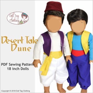 Puede incluir: Patrón de costura PDF para muñecas de 45 cm, con dos muñecas vestidas con atuendos de temática desértica. Las muñecas llevan pantalones blancos, chalecos y sombreros. Una muñeca lleva un chaleco morado y una faja amarilla, mientras que la otra lleva un chaleco amarillo y pantalones azules.