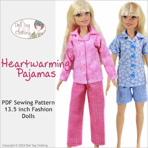 Puede incluir: Dos muñecas con pijamas. Una muñeca lleva un pijama rosa con un diseño de remolino, y la otra un pijama azul con estampado floral. El texto "Heartwarming Pajamas" es visible.
