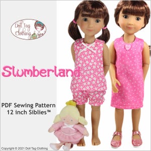 Puede incluir: Patrón de costura PDF para muñecas de 30 cm. El patrón se llama "Slumberland" y presenta dos muñecas con pijamas rosas. Una muñeca lleva una blusa de estampado floral rosa y blanco y pantalones cortos a juego. La otra muñeca lleva un vestido rosa con lunares blancos. El patrón incluye instrucciones para hacer ambos atuendos.