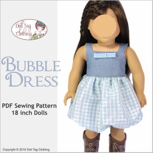 Può includere: Un cartamodello PDF per un abito da bambola di 45,7 cm. L'abito è a quadri blu e bianchi con un corpetto in denim e un fiocco blu. Il cartamodello si chiama "Bubble Dress".
